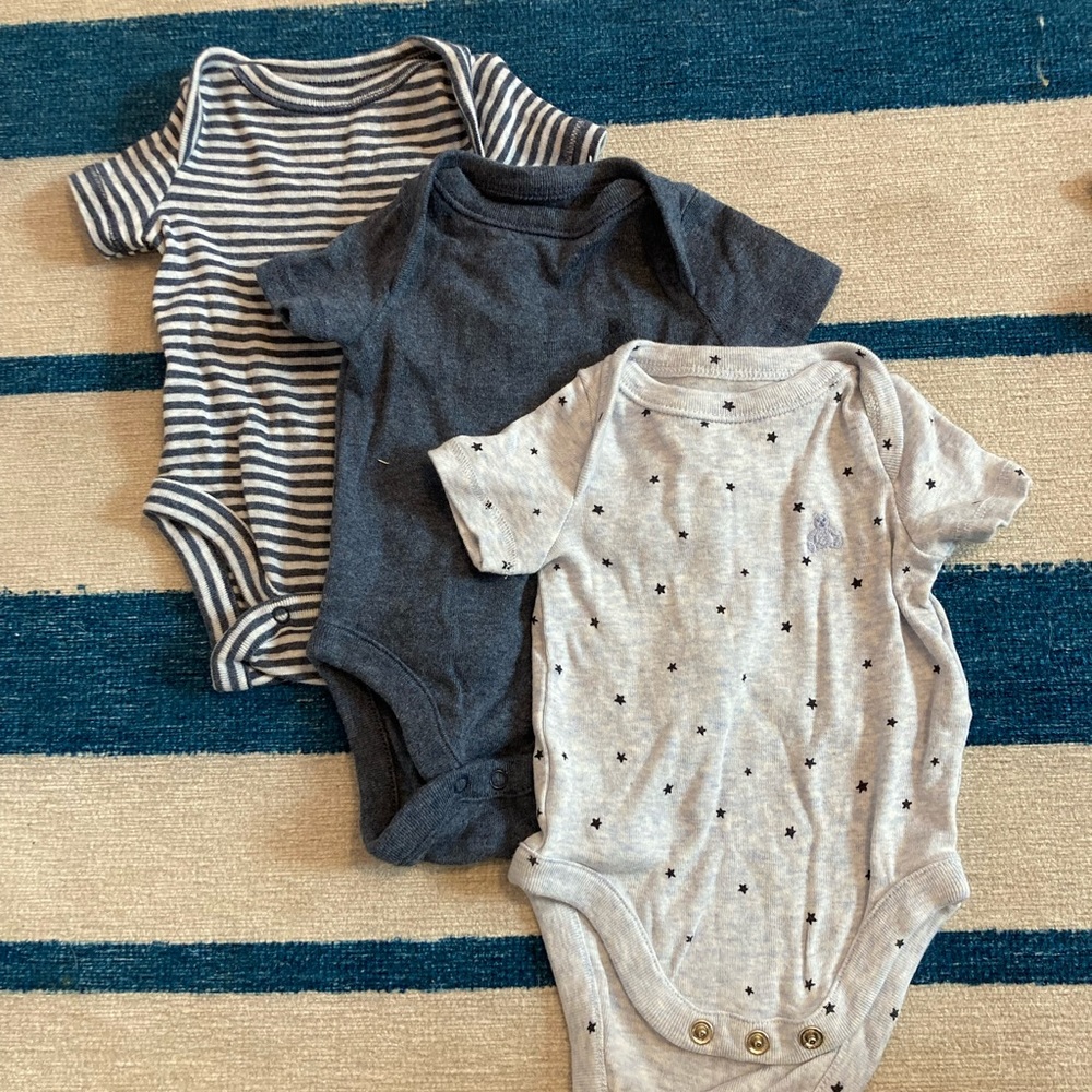 Newborn GAP short sleeve bodysuit multi pack blue and gray